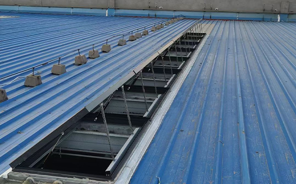 某城市大型商业综合体中庭临夏市排烟窗工程